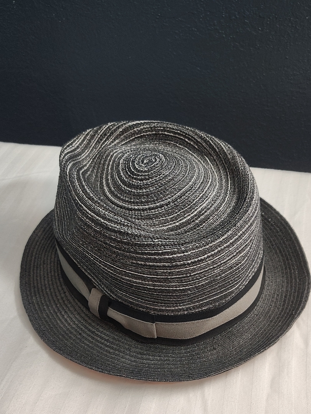 Stylish Gray Men’s M/L Fedora Hat with Two-Tone Band